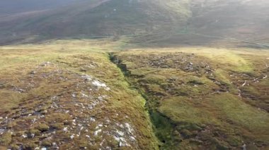 Glenveagh Ulusal Parkı 'nın yanındaki R254' ün üzerinde uçuyor - İrlanda Eyaleti Donegal,.