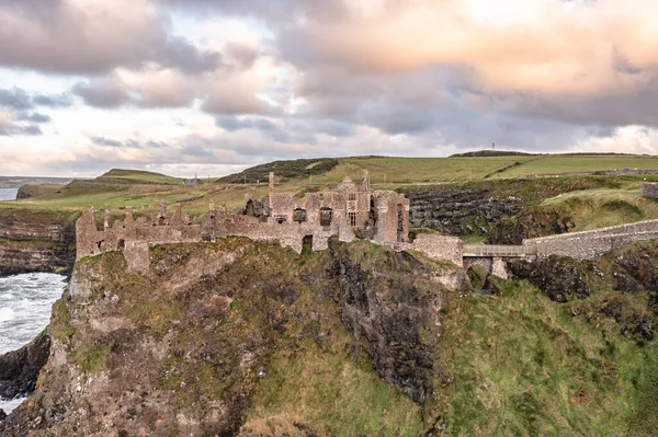 Ciel dramatique au-dessus du château de Dunluce, comté d'Antrim, Irlande du Nord. — Photo
