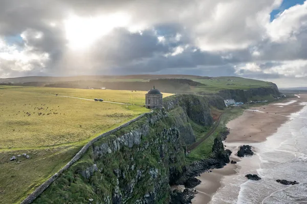 Luftaufnahme von Downhill am Mussenden Tempel in der Grafschaft Londonderry in Nordirland — Stockfoto