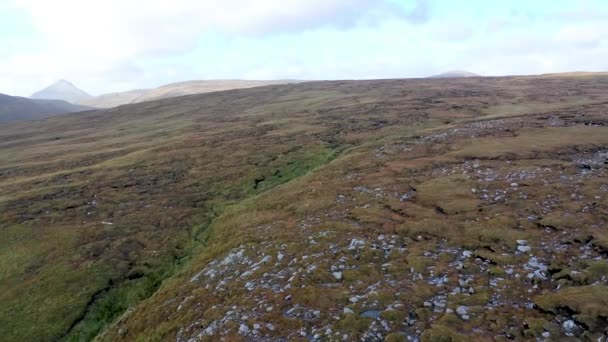 Letecký pohled na hory obklopující národní park Glenveagh - County Donegal, Irsko. — Stock video