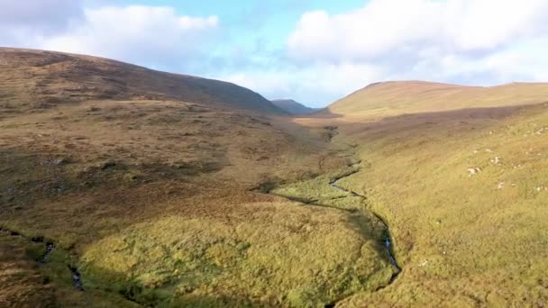 Krásný potok tekoucí z hor obklopujících národní park Glenveagh - County Donegal, Irsko. — Stock video