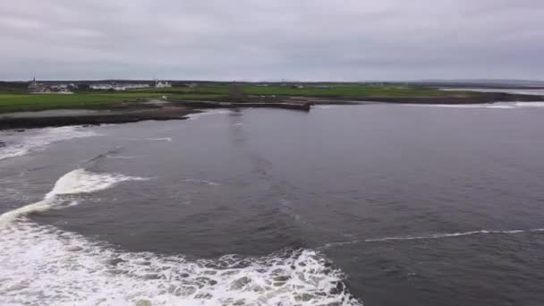 Riff bei Easky Castle und Pier in County Sligo - Republik Irland — Stockvideo