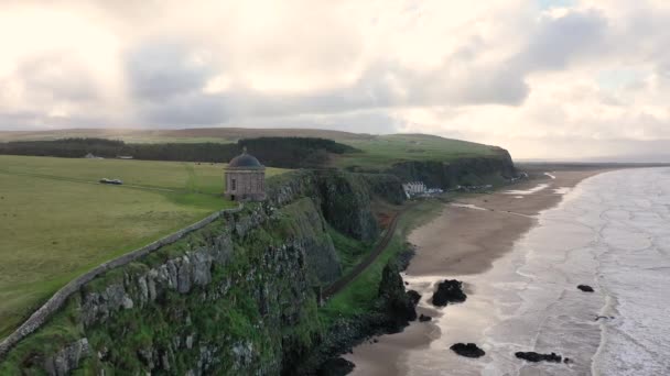 Letecký pohled na Mussenden Temple a Downhill Beach v hrabství Londonderry v Severním Irsku — Stock video