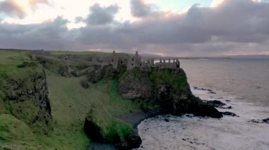 Dunluce Şatosu 'nun hava manzarası, Antrim İlçesi, Kuzey İrlanda.