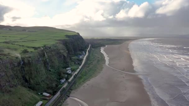 Flygfoto över Downhill Strand vid Mussenden Templein County Londonderry i Nordirland — Stockvideo