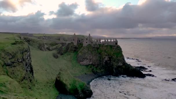 Vista aérea do Castelo de Dunluce, Condado de Antrim, Irlanda do Norte. — Vídeo de Stock