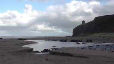 Kuzey İrlanda 'nın Londonderry ilçesindeki Downhill plajından Mussenden Tapınağı görüldü.