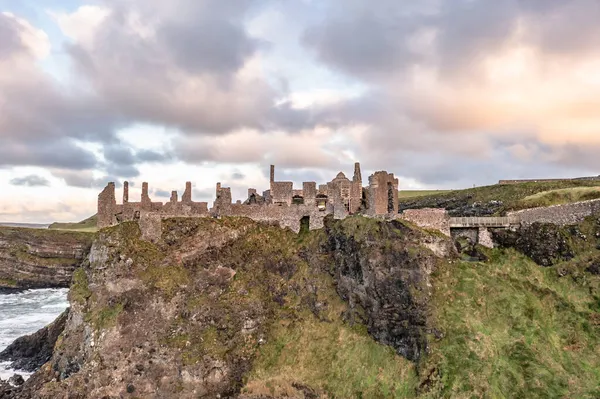 Ciel dramatique au-dessus du château de Dunluce, comté d'Antrim, Irlande du Nord. — Photo