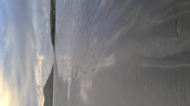 İrlanda 'nın Donegal ilçesi Portnoo' nun Narin Caddesi 'nde dramatik gün batımı.