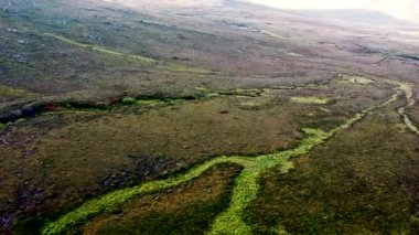 Glenveagh Ulusal Parkı 'nı çevreleyen dağların havadan görünüşü - County Donegal, İrlanda.