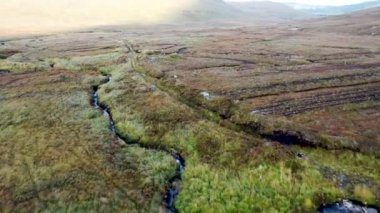 Glenveagh Ulusal Parkı 'nı çevreleyen dağlardan akan güzel bir akarsu - County Donegal, İrlanda.