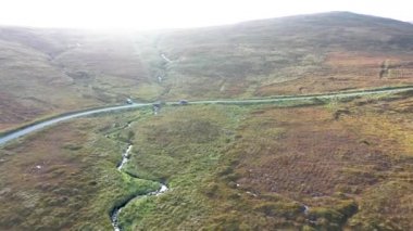 Glenveagh Ulusal Parkı 'nın yanındaki R254' ün üzerinde uçuyor - İrlanda Eyaleti Donegal,.