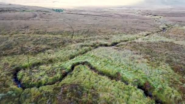 Prachtige beek die stroomt vanuit de bergen rond Glenveagh National Park - County Donegal, Ierland. — Stockvideo