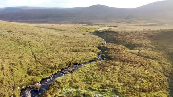 Hermoso arroyo que fluye desde las montañas que rodean el Parque Nacional Glenveagh - Condado de Donegal, Irlanda. — Vídeo de stock