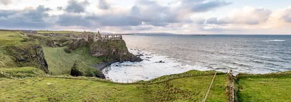Widok z lotu ptaka Plaża na wybrzeżu hrabstwa Antrim - Irlandia Północna — Zdjęcie stockowe