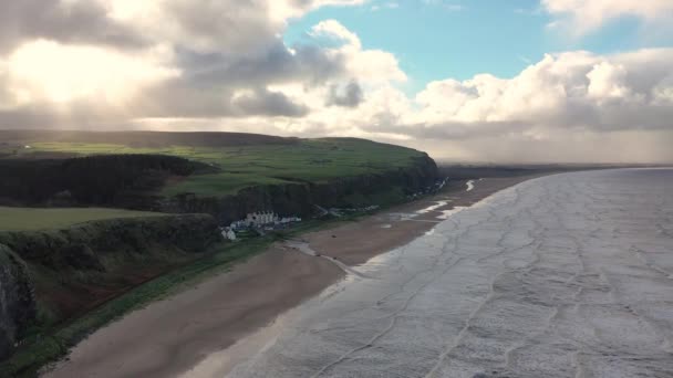 공중에서 본 다운 힐 스트랜드 at the Mussenden Templein County Londonderry in Northern Ireland — 비디오