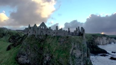 Dunluce Şatosu 'nun hava manzarası, Antrim İlçesi, Kuzey İrlanda.