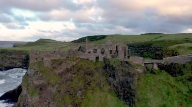 Dunluce Şatosu 'nun hava manzarası, Antrim İlçesi, Kuzey İrlanda.