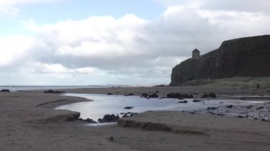 Kuzey İrlanda 'nın Londonderry ilçesindeki Downhill plajından Mussenden Tapınağı görüldü.