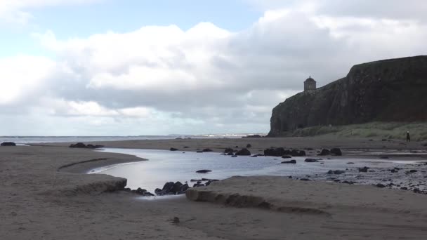 Kuzey İrlanda 'nın Londonderry ilçesindeki Downhill plajından Mussenden Tapınağı görüldü. — Stok video