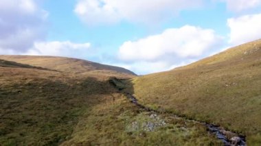 Glenveagh Ulusal Parkı 'nı çevreleyen dağlardan akan güzel bir akarsu - County Donegal, İrlanda.