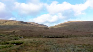 Glenveagh Ulusal Parkı 'nın yanındaki Meensnee Tepesi' nin havadan görünüşü - County Donegal, İrlanda.