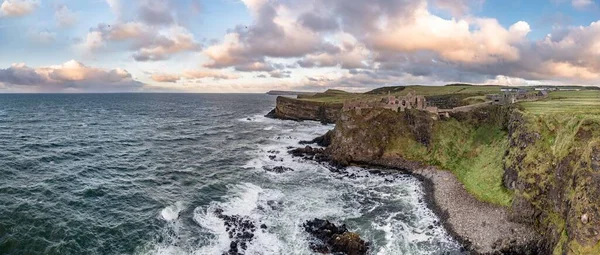 Drámai égbolt a Dunluce kastély felett, Antrim megye, Észak-Írország. — Stock Fotó