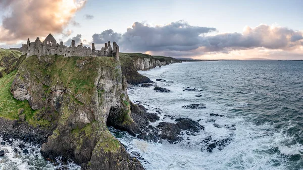 Drámai égbolt a Dunluce kastély felett, Antrim megye, Észak-Írország. — Stock Fotó