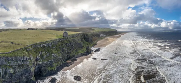 Légi kilátás lefelé a Mussenden templomban Londonderry megyében Észak-Írországban — Stock Fotó