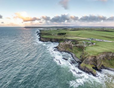 Kuzey kıyısı Dunluce Şatosu, Antrim İlçesi, Kuzey İrlanda.