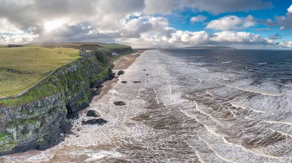 北爱尔兰伦敦德里县下坡海滩的悬崖和海景 — 图库照片