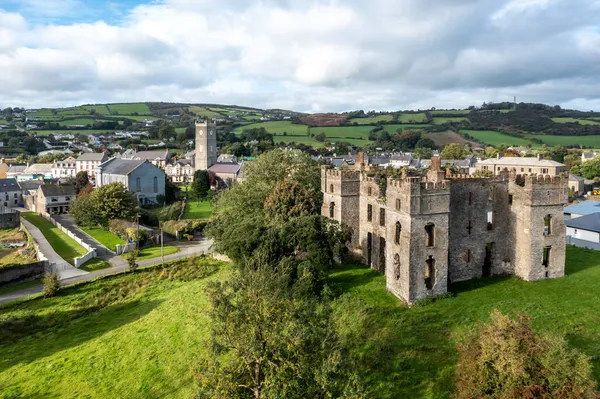 Luchtfoto van de historische stad Raphoe en het kasteel blijft in county Donegal - Ierland — Stockfoto