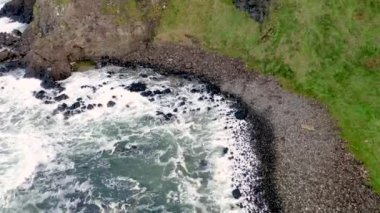 Dunluce Şatosu 'nun hava manzarası, Antrim İlçesi, Kuzey İrlanda.