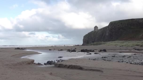 Timelapse della spiaggia di Downhill con arcobaleno e treno che passa sulle scogliere della contea di Londonderry in Irlanda del Nord — Video Stock