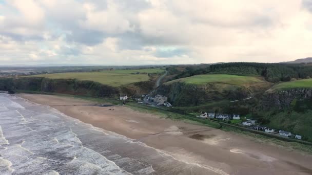 Uitzicht vanuit de lucht op Downhill Strand aan het Mussenden Templein County Londonderry in Noord-Ierland — Stockvideo
