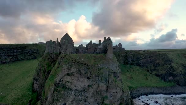 Vista aérea do Castelo de Dunluce, Condado de Antrim, Irlanda do Norte. — Vídeo de Stock