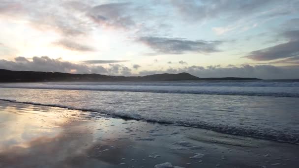Puesta de sol dramática y olas en Narin Strand por Portnoo, Condado de Donegal en Irlanda. — Vídeos de Stock