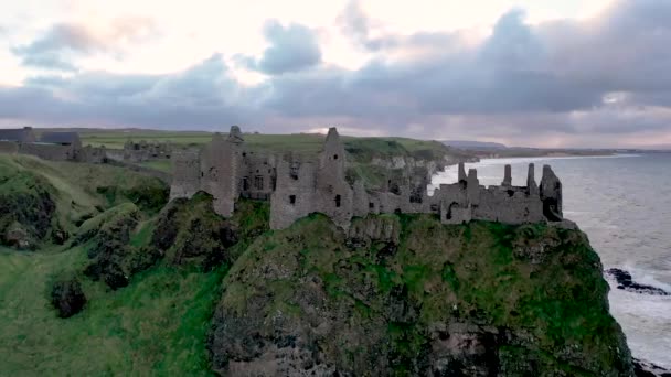 Vista aérea do Castelo de Dunluce, Condado de Antrim, Irlanda do Norte. — Vídeo de Stock