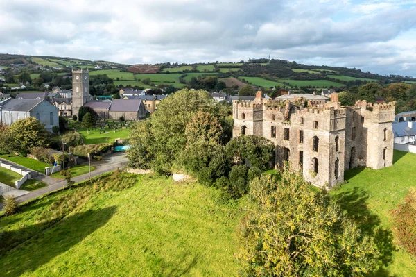 Luchtfoto van de historische stad Raphoe en het kasteel blijft in county Donegal - Ierland — Stockfoto