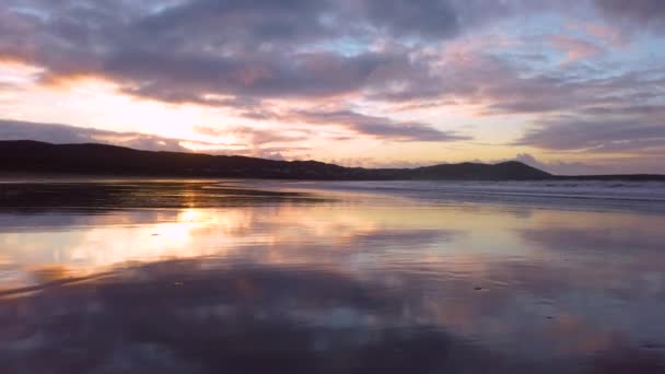Dramatický západ slunce a vlny na Narin Strand od Portnoo, County Donegal v Irsku. — Stock video