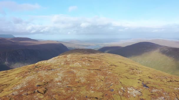 La hermosa montaña Farscallop en los Derryveaghs en el Condado de Donegal - Irlanda — Vídeo de stock