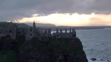 Dunluce Şatosu üzerinde dramatik bir gökyüzü, Antrim İlçesi, Kuzey İrlanda.