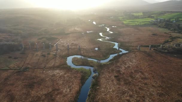 Luchtfoto van het Owencarrow Railway Viaduct door Creeslough in county Donegal - Ierland — Stockvideo