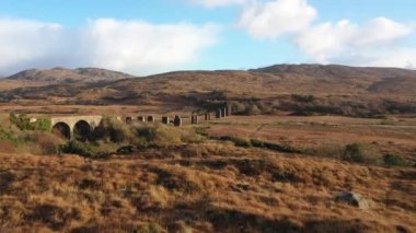 Creeslough in County Donegal - İrlanda 'dan Owencarrow Demiryolu Viaduct' unun hava manzarası
