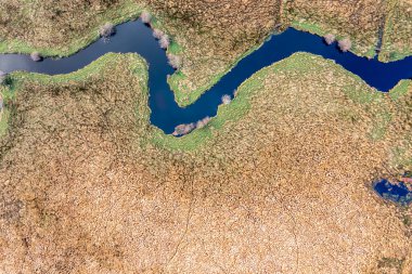 Creeslough kıyısındaki Owencarrow Nehri Donegal, İrlanda