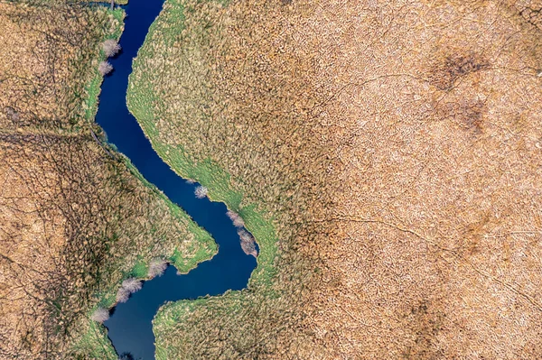 Creeslough kıyısındaki Owencarrow Nehri Donegal, İrlanda