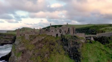 Dunluce Şatosu 'nun hava manzarası, Antrim İlçesi, Kuzey İrlanda.