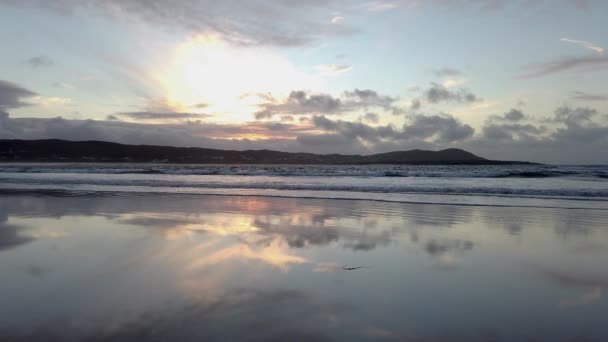 Dramatic sunset and waves at Narin Strand by Portnoo, County Donegal in Ireland. — Stock Video
