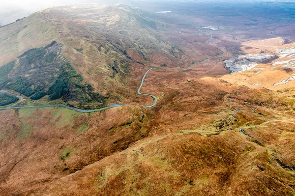 Vista aérea do R256 entre Cnoc na Laragacha e a Montanha Muckish no Condado de Donegal - Irlanda — Fotografia de Stock