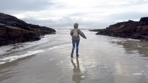 Lady utför en rolig dans på stranden — Stockvideo